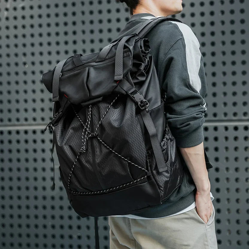 Voyageur de dos portant un grand sac à dos noir